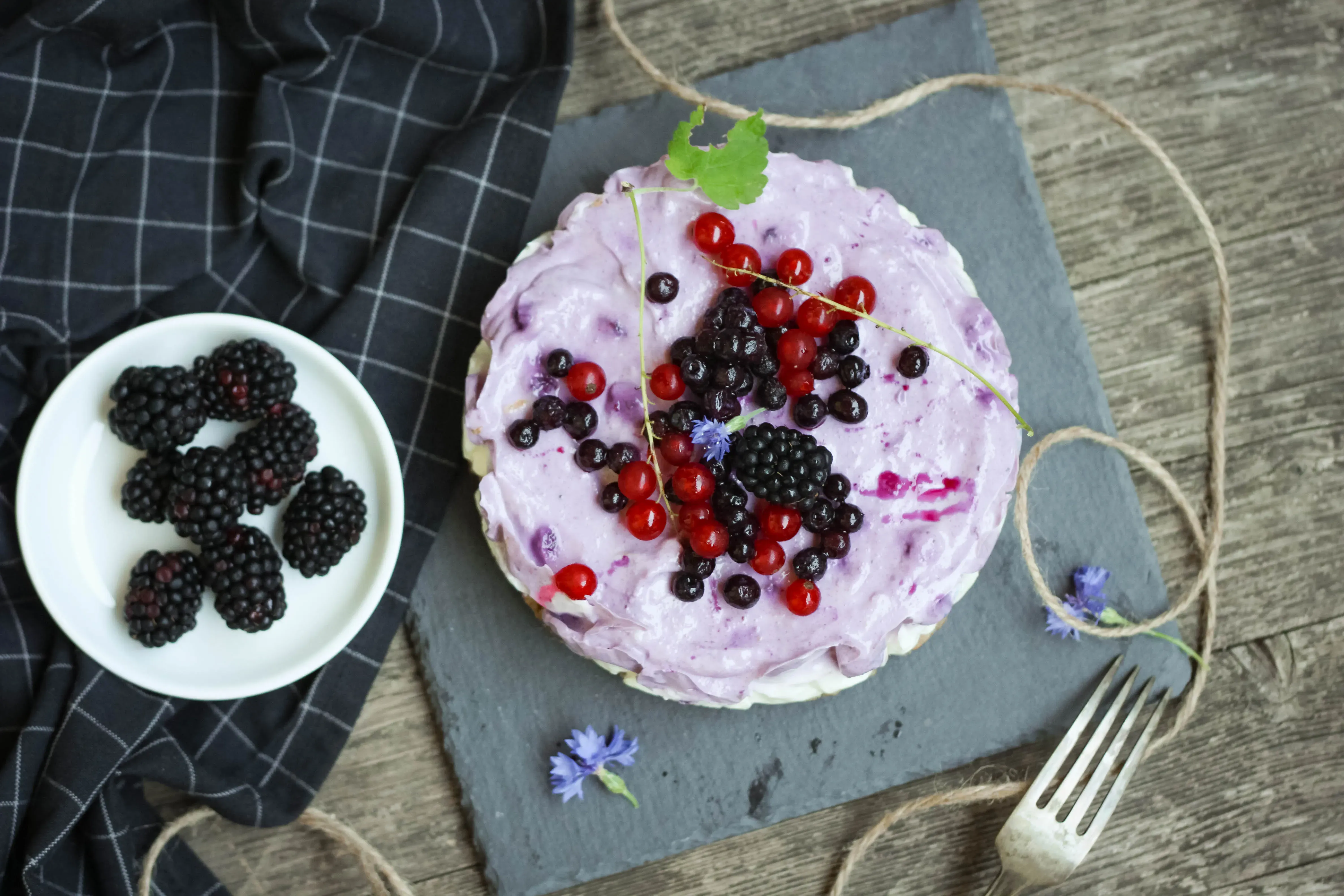 Frischer No Bake Cheesecake mit Beeren und Minze garniert