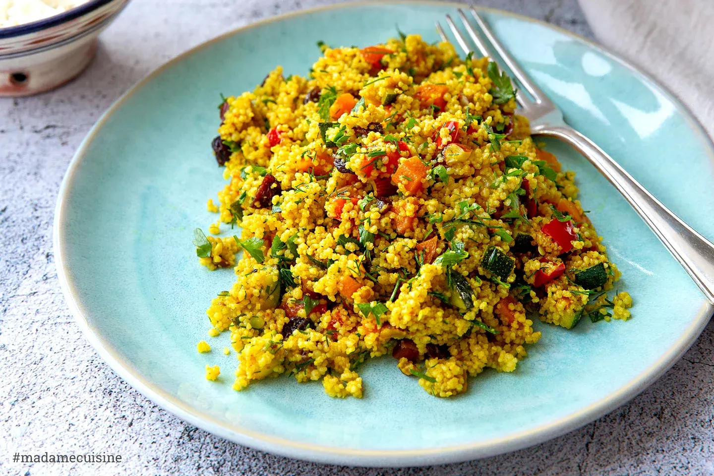 Frischer orientalischer Couscous-Salat mit geröstetem Gemüse auf einem Teller