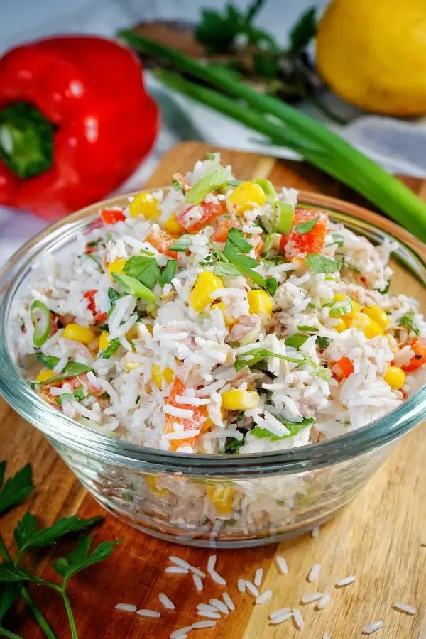 Frischer Reissalat mit Thunfisch und Paprika, ohne Mayonnaise