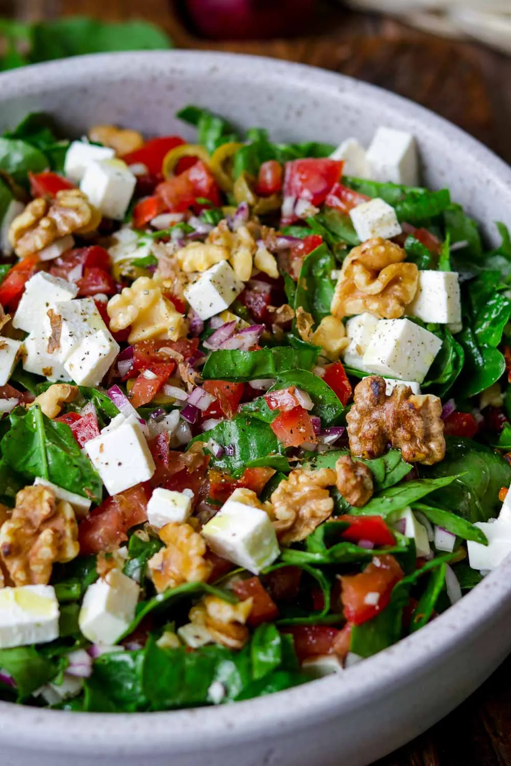 Frischer Spinatsalat mit Feta und Nüssen