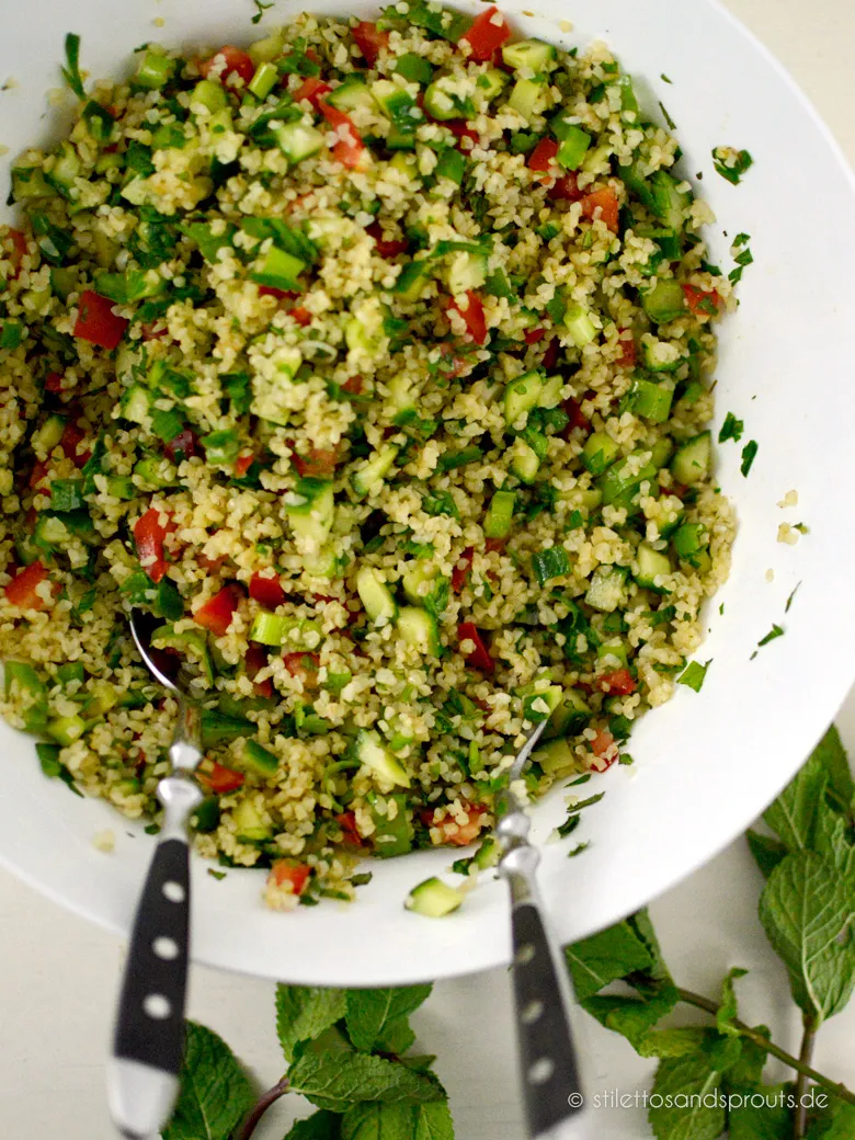 Frischer Tabouleh Salat mit Kräutern