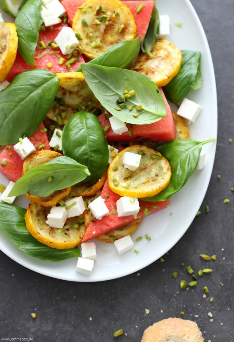 Frischer Wassermelonen-Feta-Salat angerichtet auf einem Teller mit Besteck