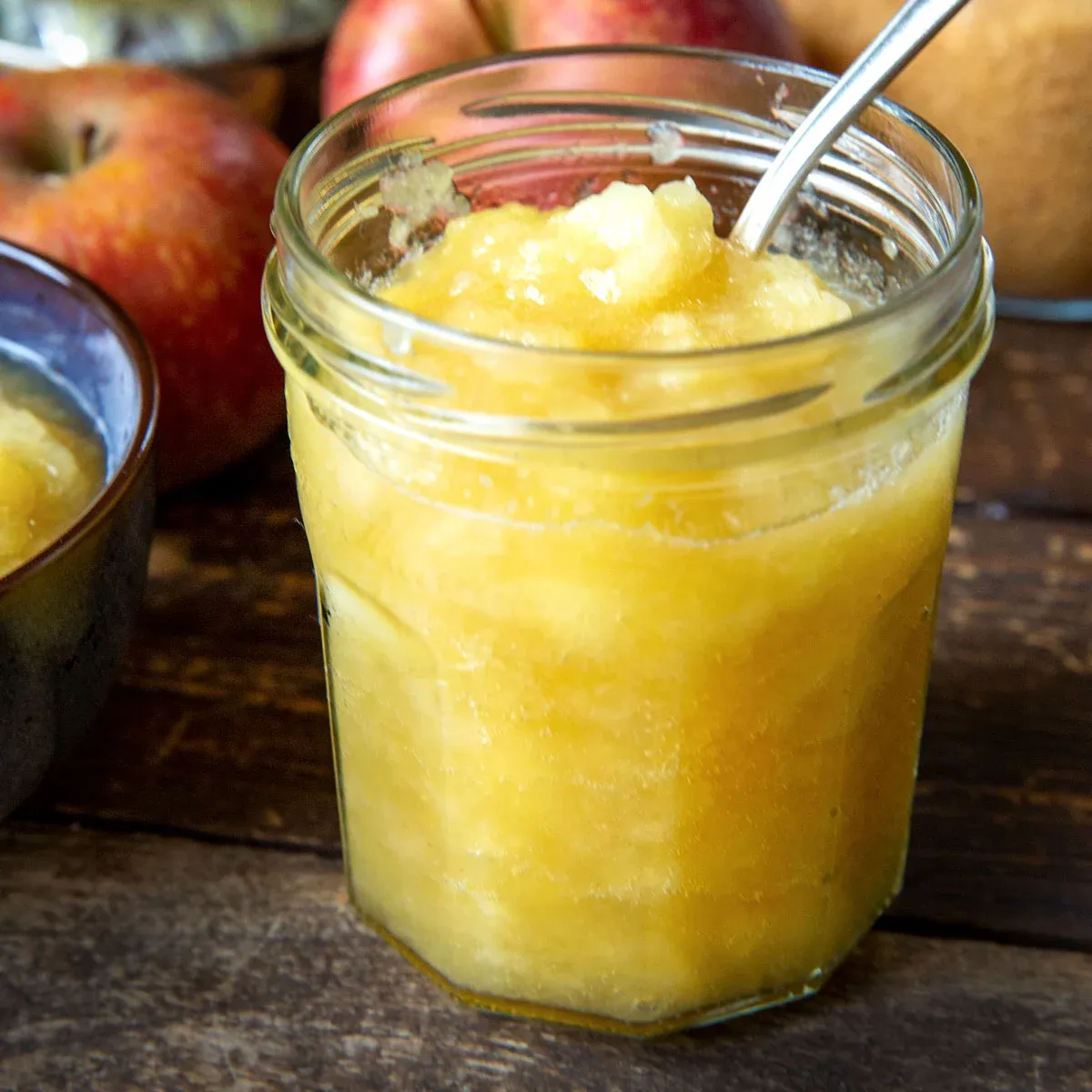 Frisches Apfelkompott in einer Schale serviert