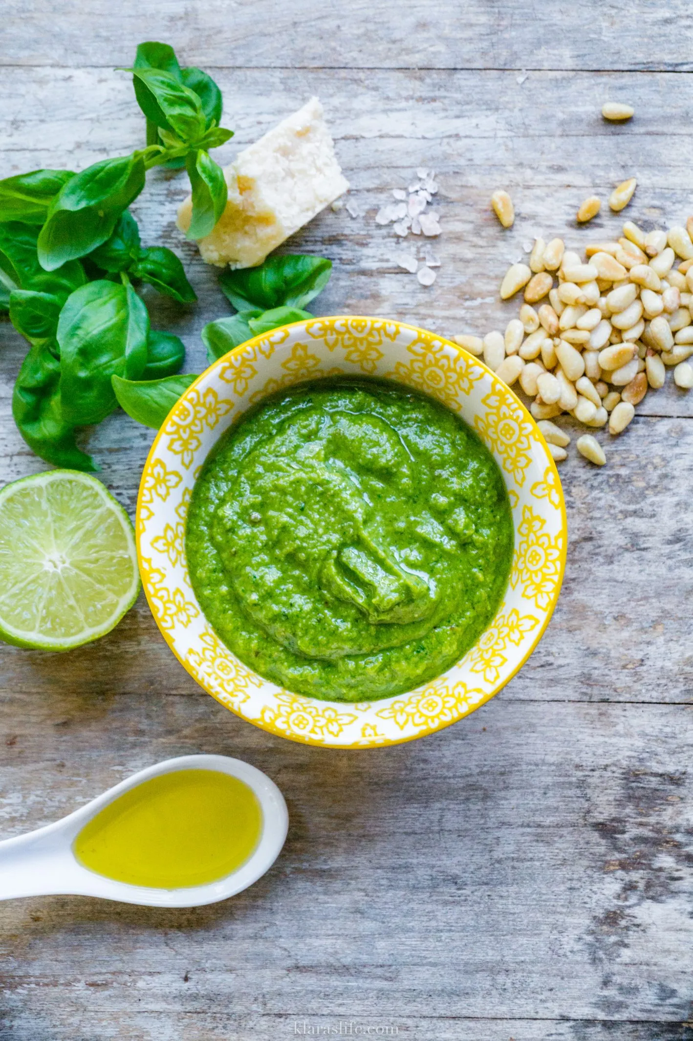 Frisches Basilikumpesto in einer Schale serviert
