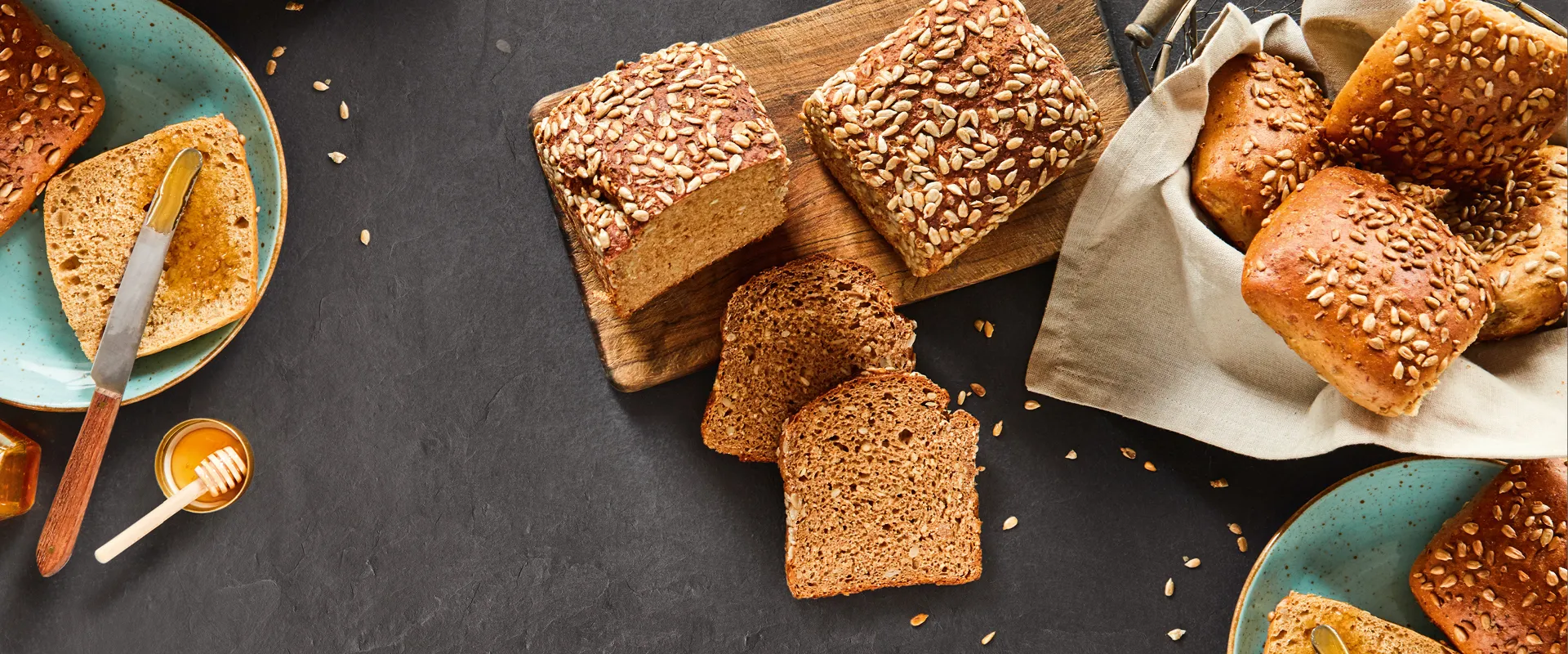 Frisches Dinkelbrot und Urgetreide-Backwaren appetitlich präsentiert