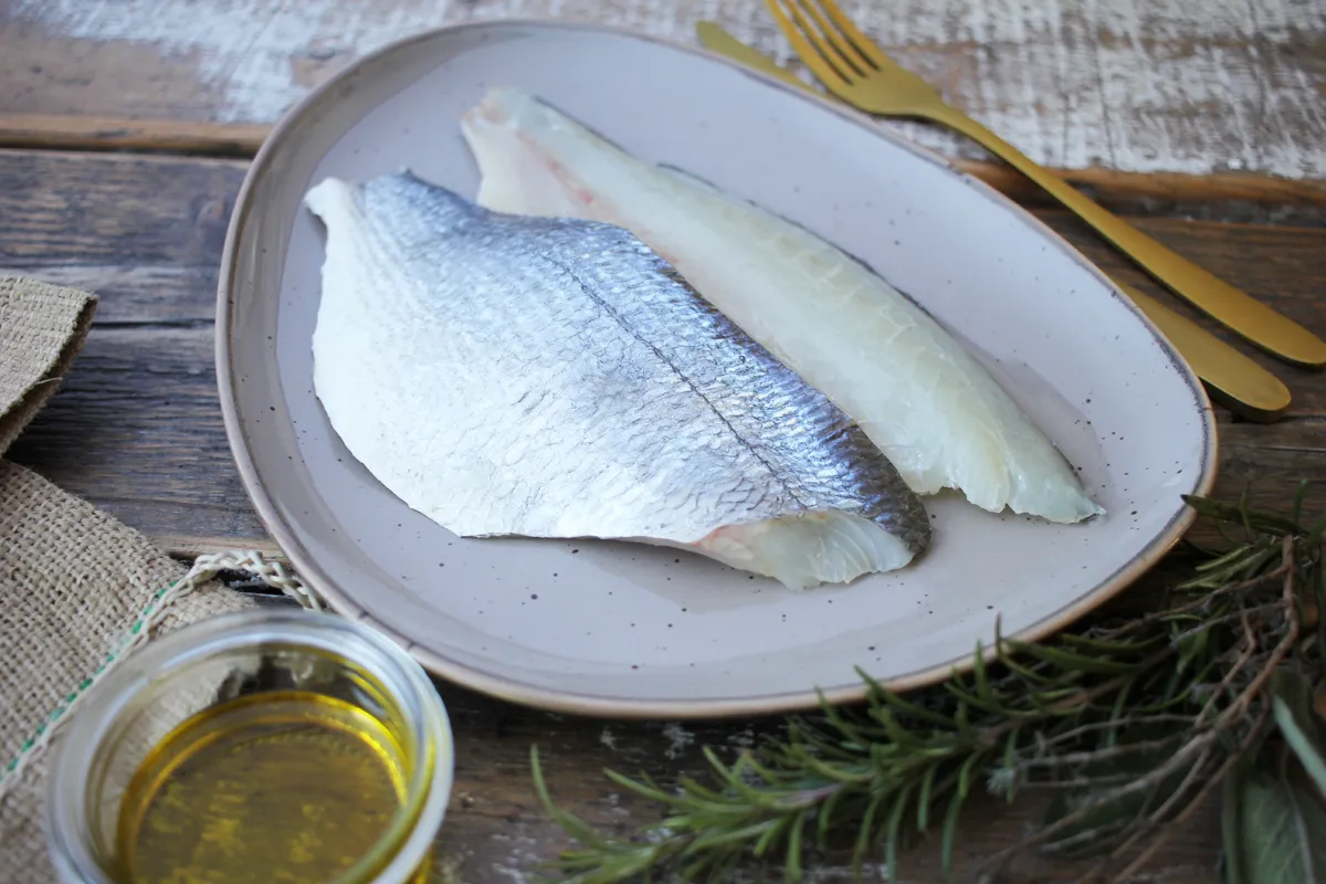 Frisches Doradenfilet mit Haut auf Eis präsentiert