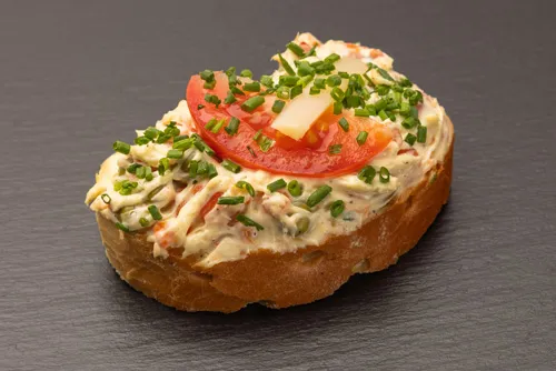 Frisches Rohkost Gemüsesalat Sandwich, knackig und gesund