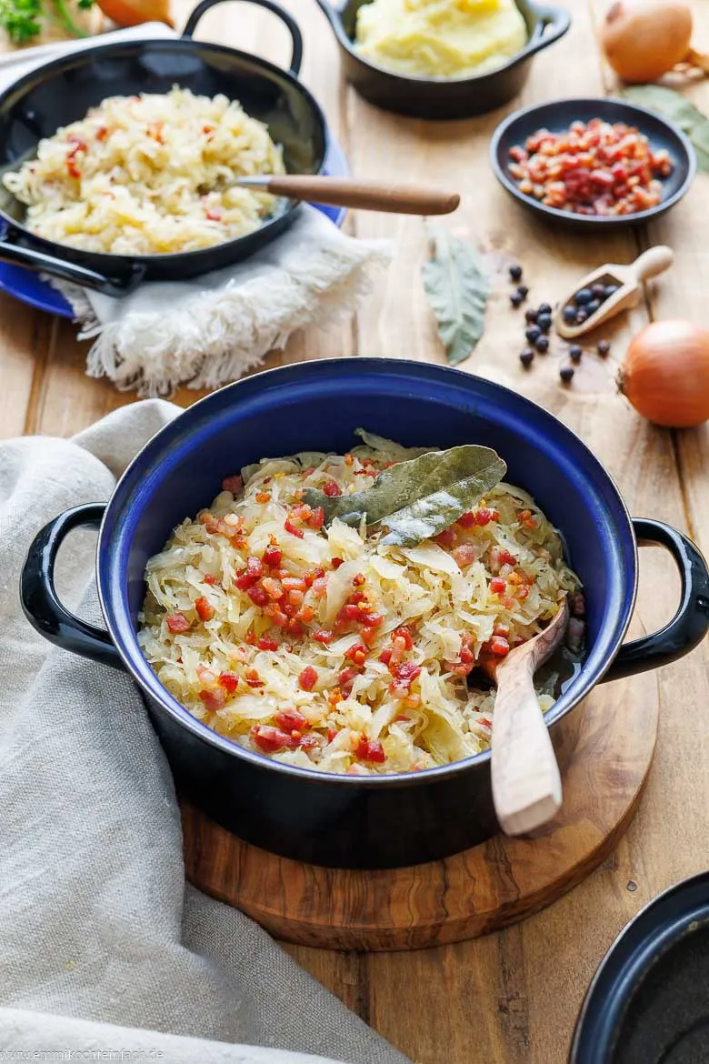 Frisches Sauerkraut zum selber Kochen vorbereitet