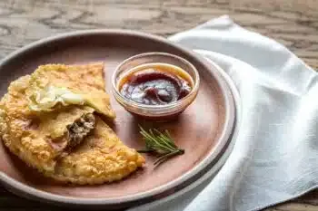 Frittierte Tschebureki mit Hackfleischfüllung, knusprig goldbraun