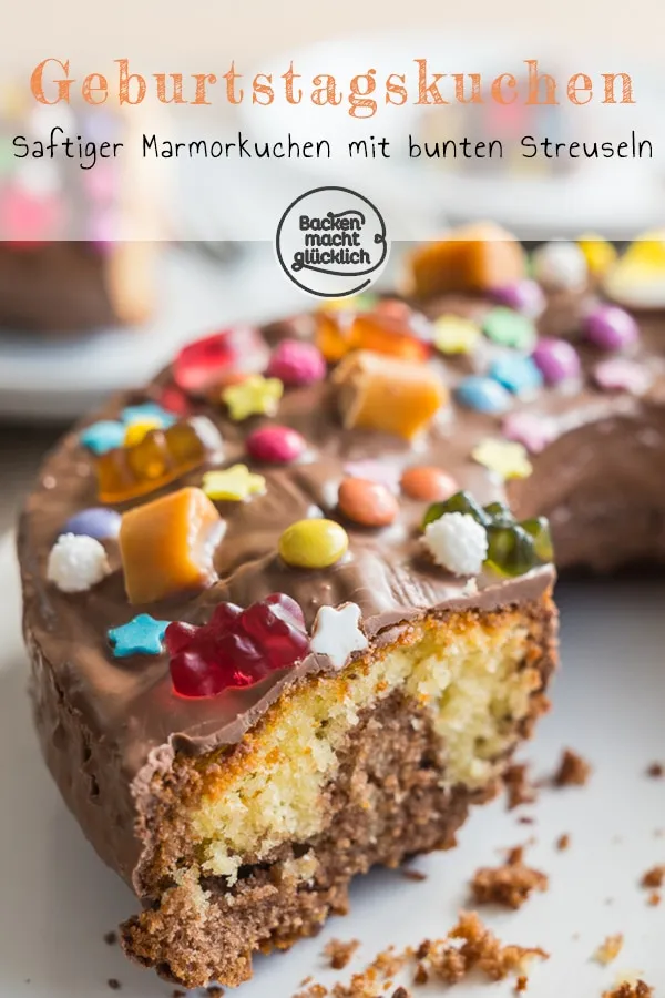 Fröhlicher Kindergeburtstagskuchen mit Streuseln und Smarties