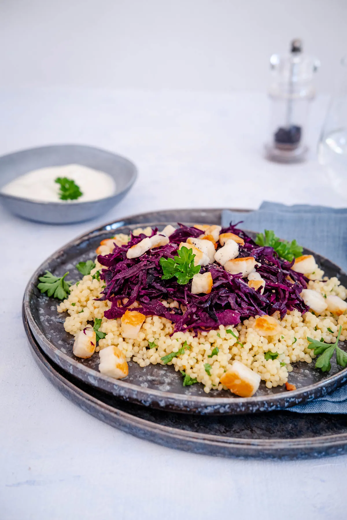 Frontansicht von 15-Minuten Rotkohl-Couscous mit Halloumi
