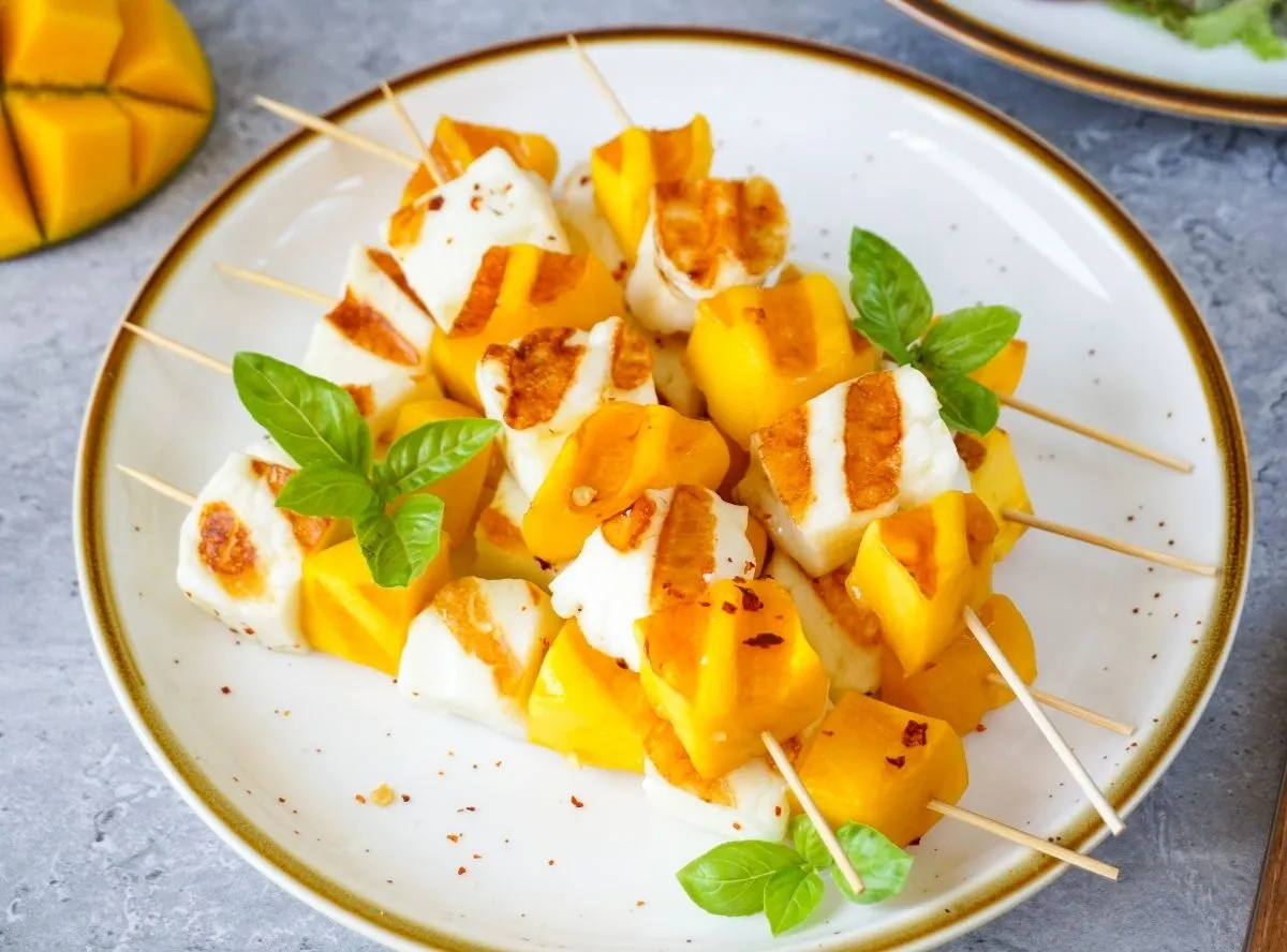 Fruchtige Halloumi-Mango-Spieße vom Grill