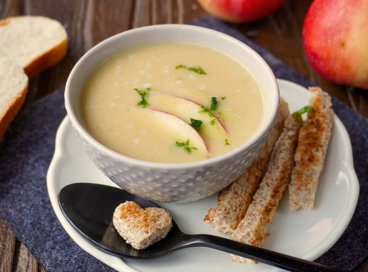 Fruchtige Selleriesuppe mit Apfel