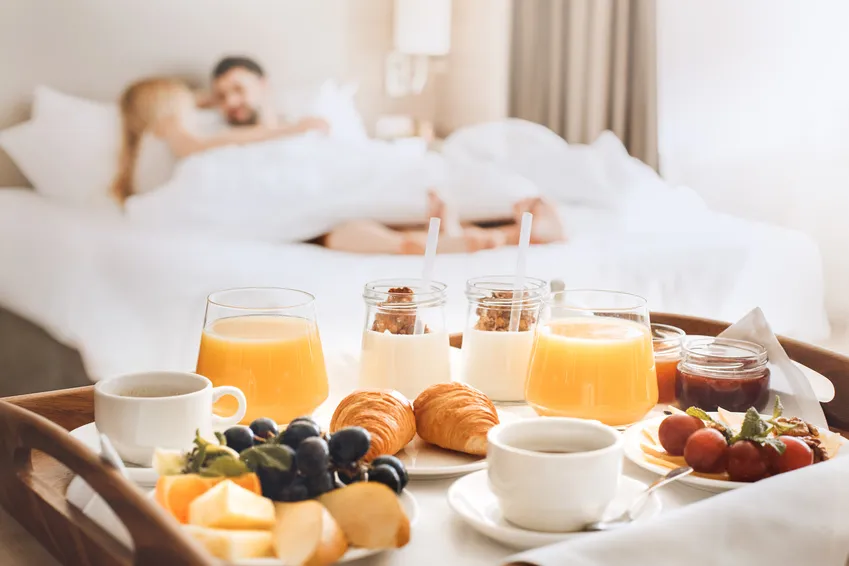 Frühstück im Bett mit frischen Brötchen vom Lieferdienst