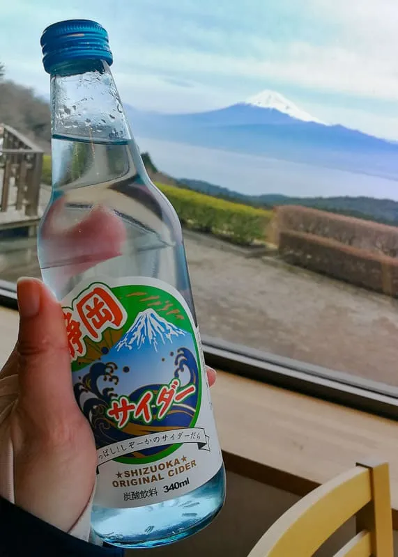 Fuji Cider mit Blick auf den majestätischen Berg Fuji