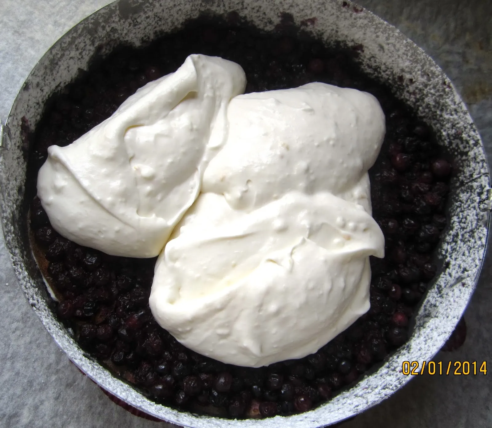 Füllung über die Heidelbeeren streichen