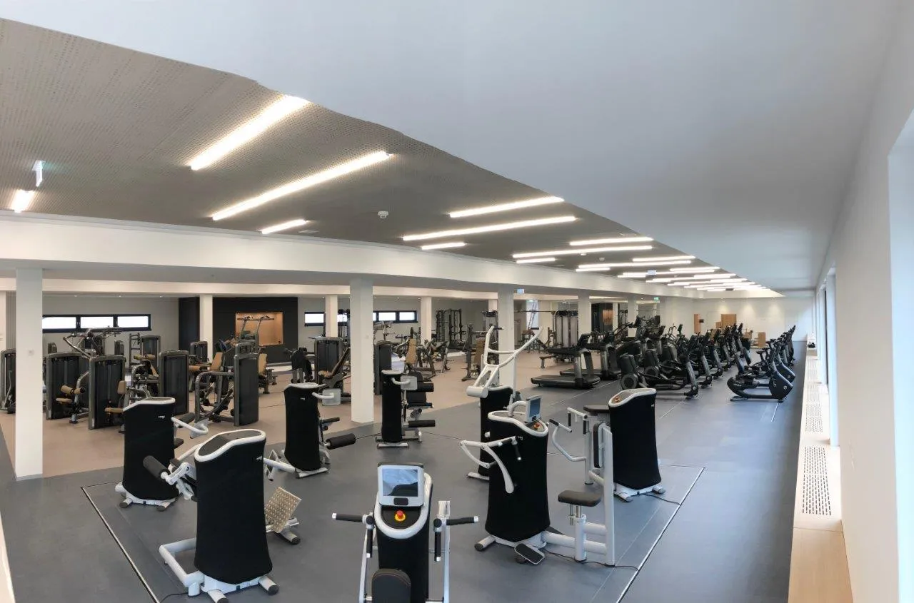 Funktioneller Trainingsbereich mit verschiedenen Trainingshilfen