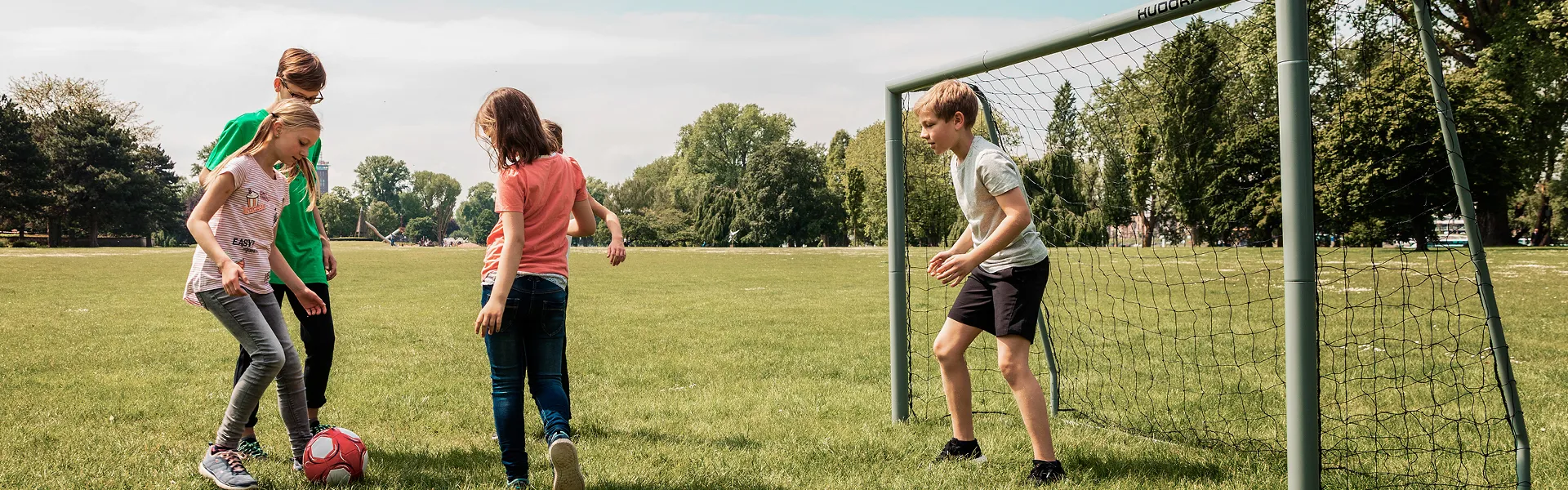 Fußballfelder und ein großes HUDORA-Logo