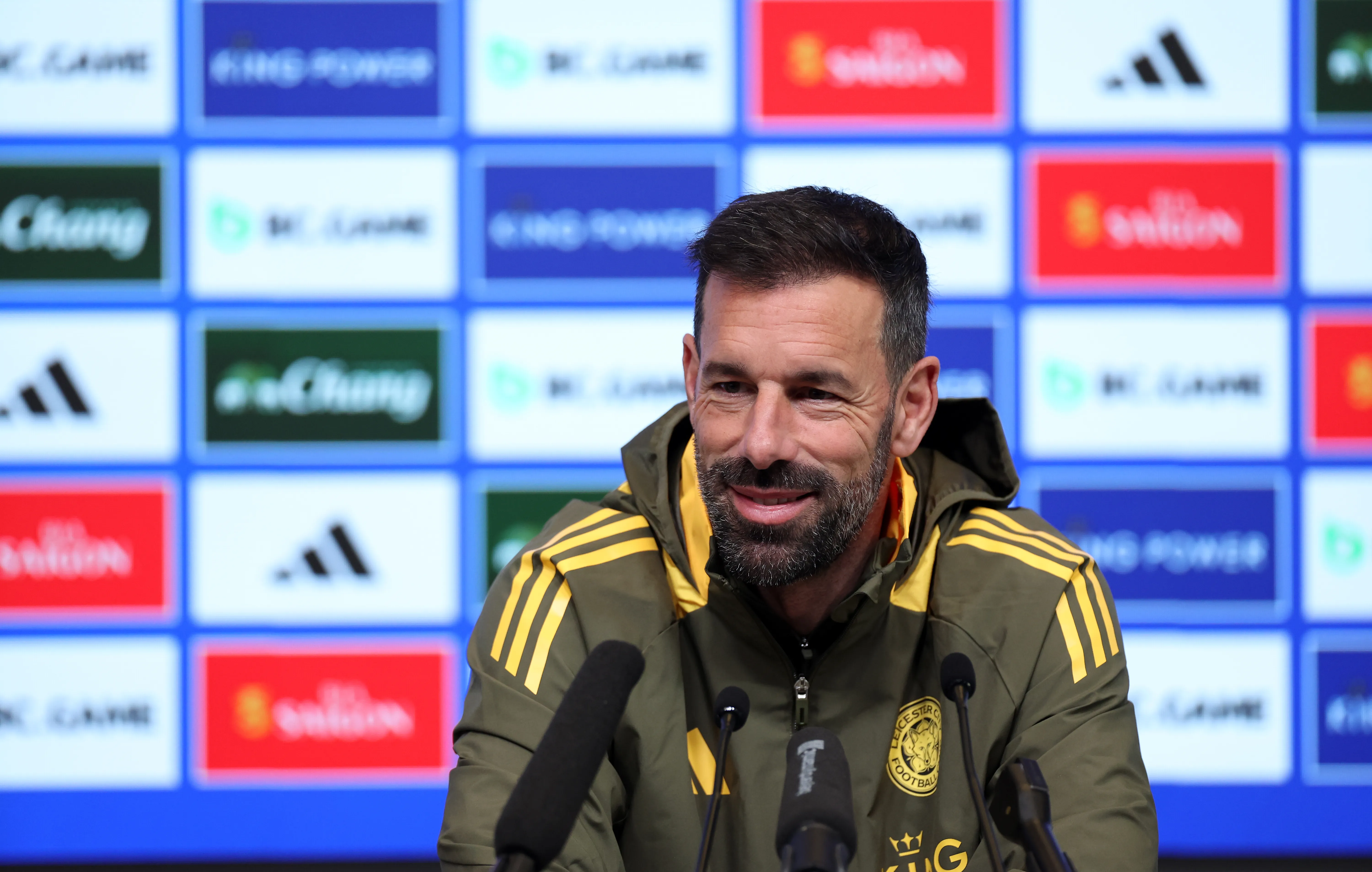 Fußballtraining und Pressekonferenz in Deutschland