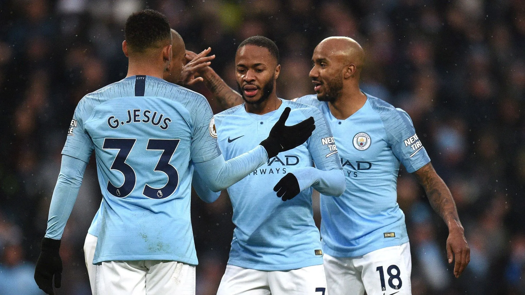 Gabriel Jesus jubelt mit Mannschaftskameraden