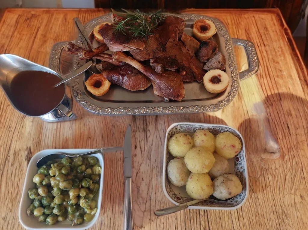 Gänsekeule mit Kartoffelklößen und Rosenkohl, traditionell serviert