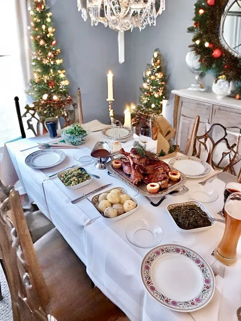 Gänsekeule mit Klößen und Rosenkohl auf dem Festtisch