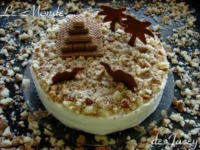 Ganze Ananas-Käsesahnetorte mit Pyramide und Dekoration auf einem Tablett