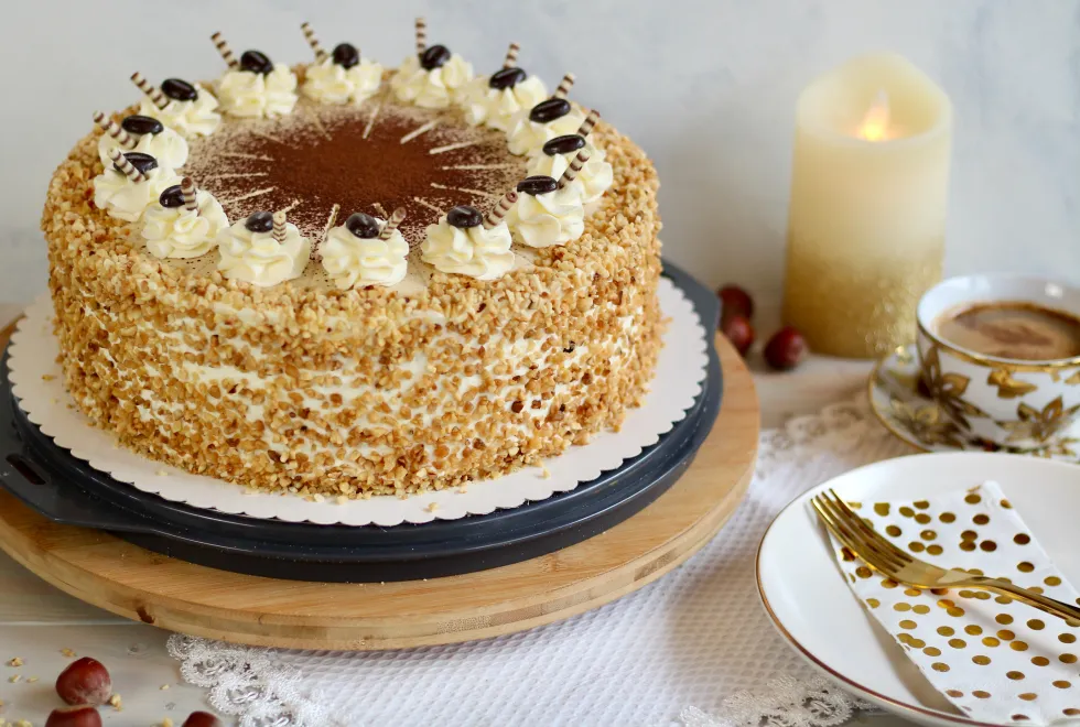 Ganze Cappuccino-Haselnuss-Sahnetorte festlich angerichtet