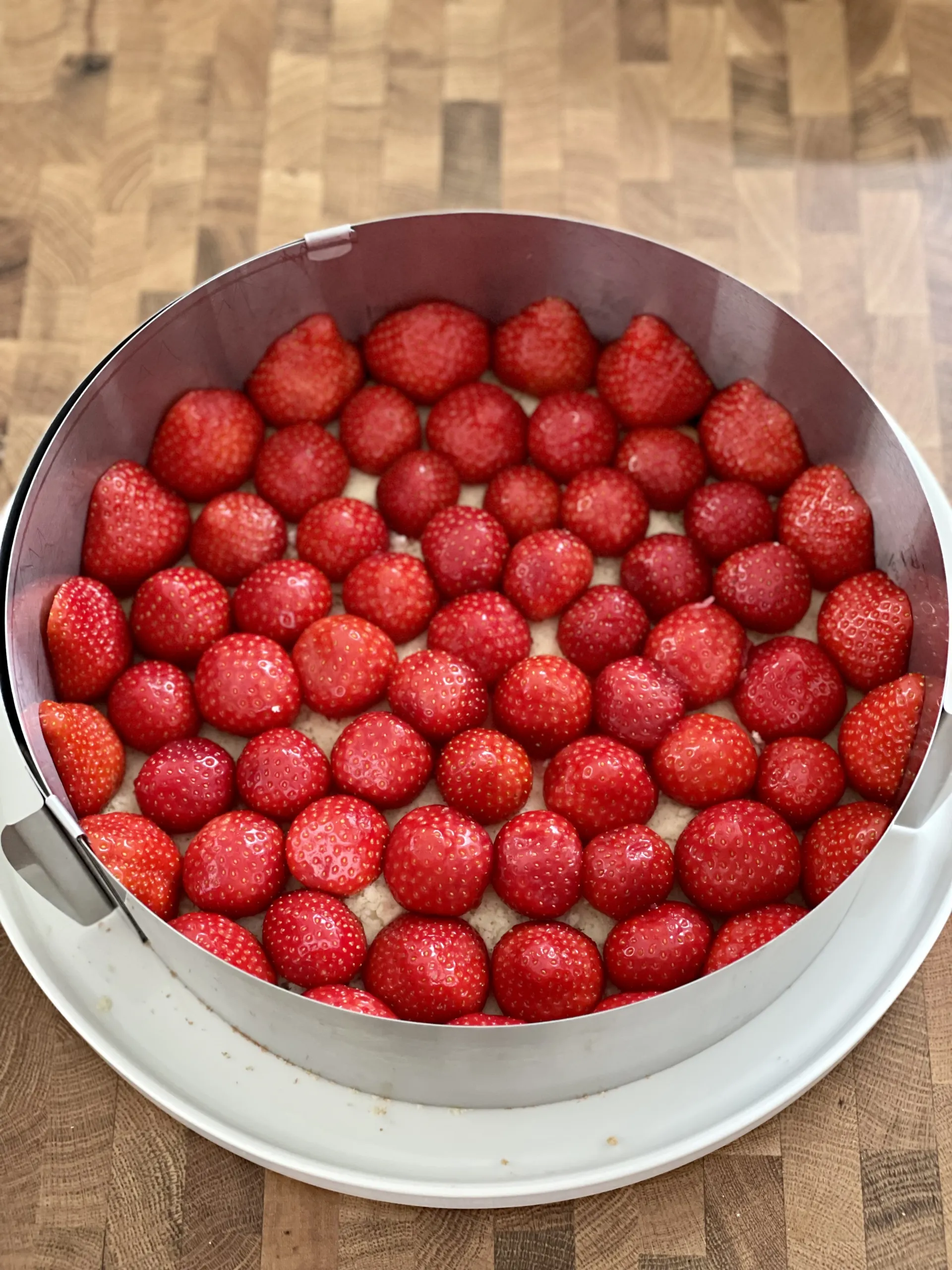 Ganze Erdbeeren in die Mitte legen