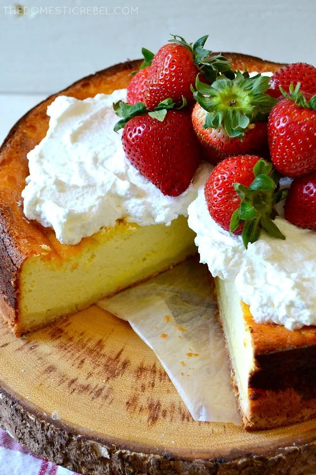 Ganze Käsekuchen auf einer Tortenplatte, ein Stück fehlt