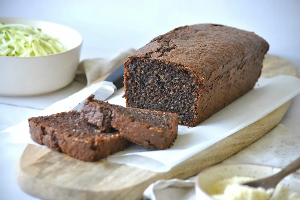 Ganzer Zucchini Schoko Kuchen auf einem Backrost
