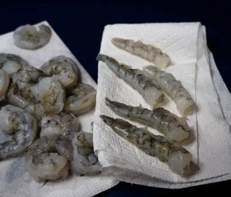 Garnelen in Mehl tauchen