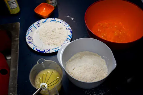 Garnelen in Tempura-Teig tauchen