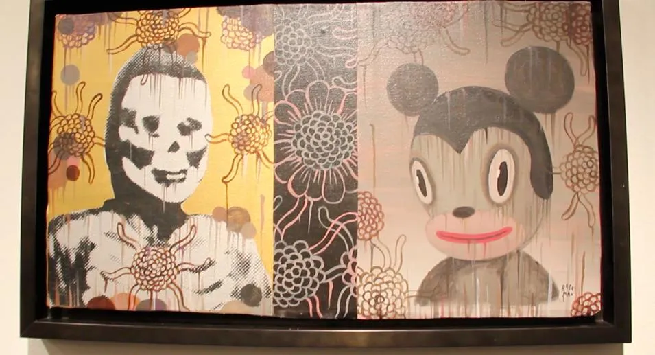 Gary Baseman sitzt umgeben von seinen Kunstwerken