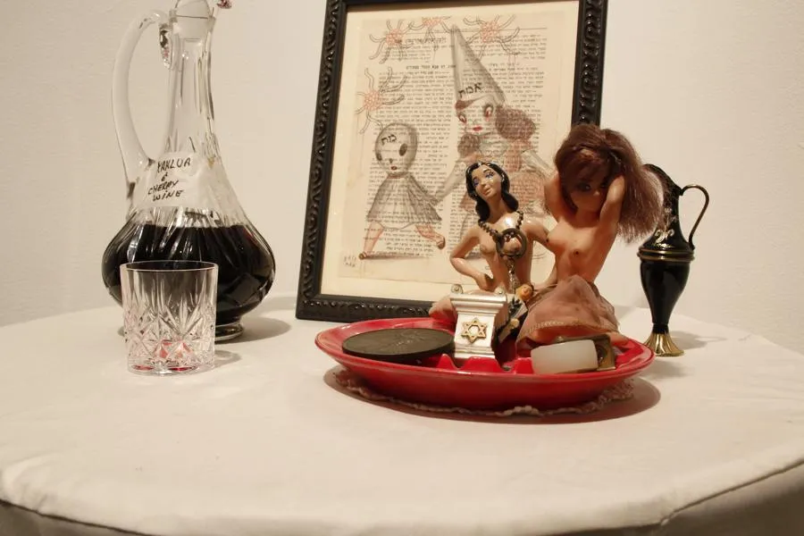 Gary Baseman zeigt ein Kunstwerk