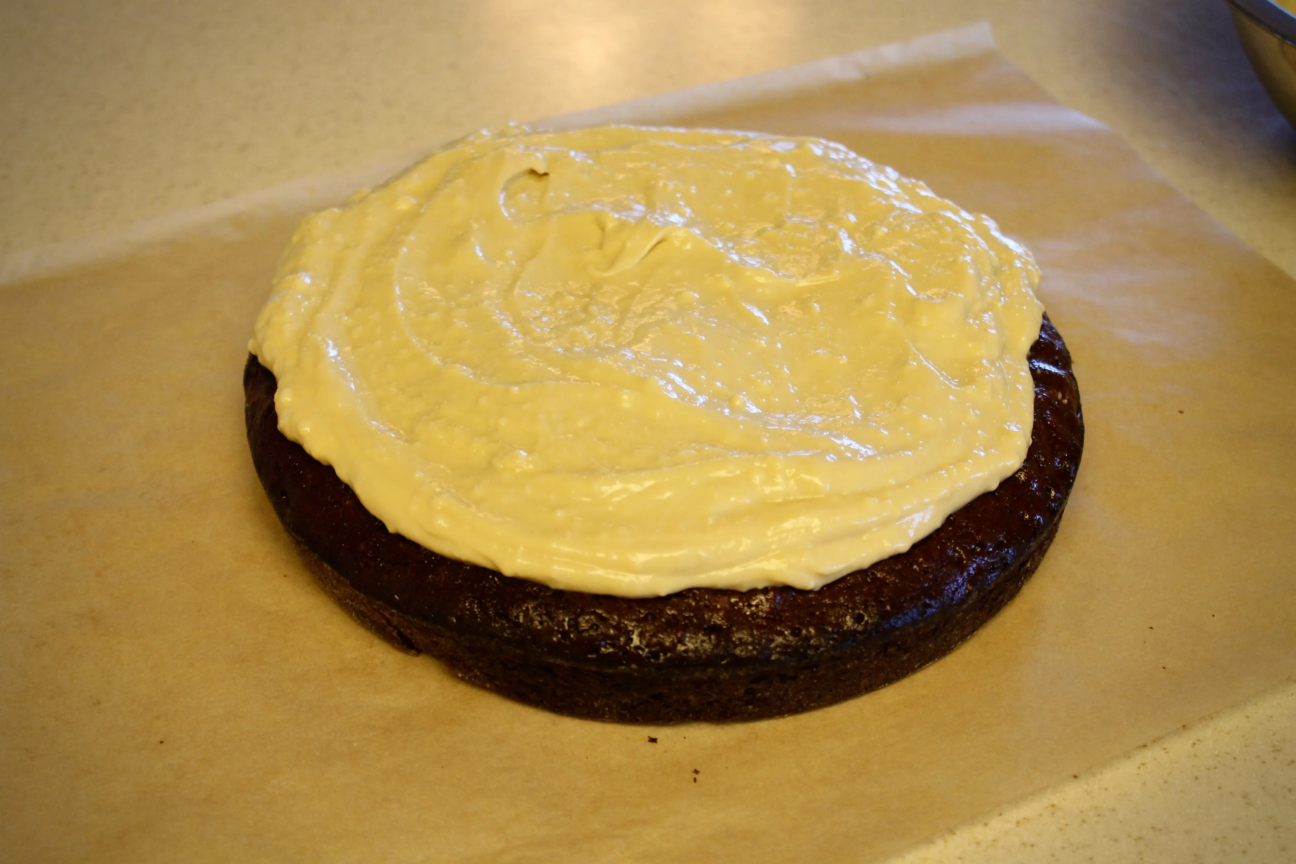 Gebäckcreme wird auf den unteren, abgekühlten Brownie-Boden gestrichen