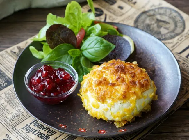Gebackener Camembert mit Preiselbeeren