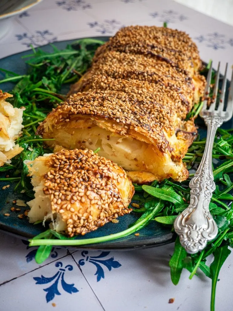 Gebackener Halloumi Käse in knusprigem Sesamblätterteigmantel