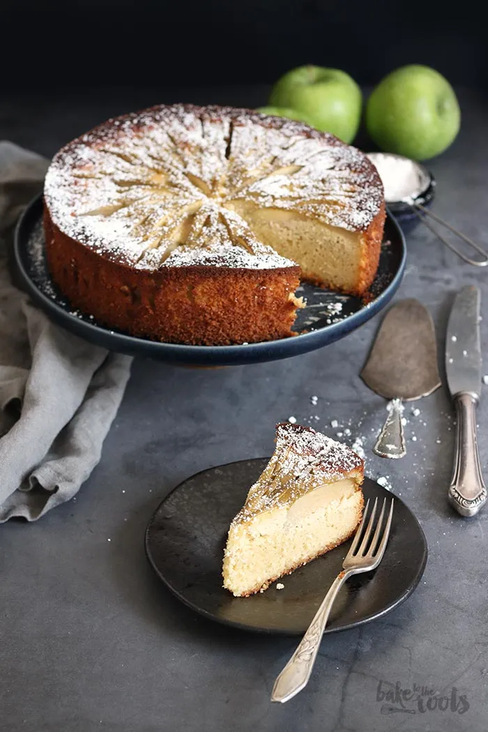 Gebackener Low-Carb Apfelkuchen mit Puderzucker bestreut