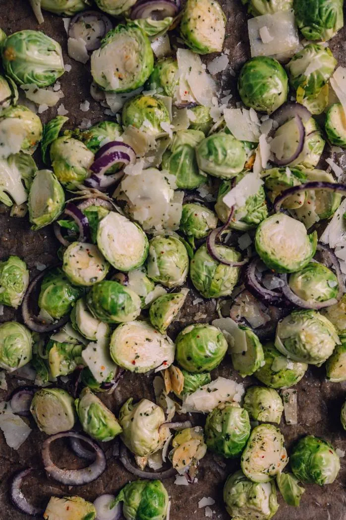 Gebackener Rosenkohl mit Parmesan und Kräutern