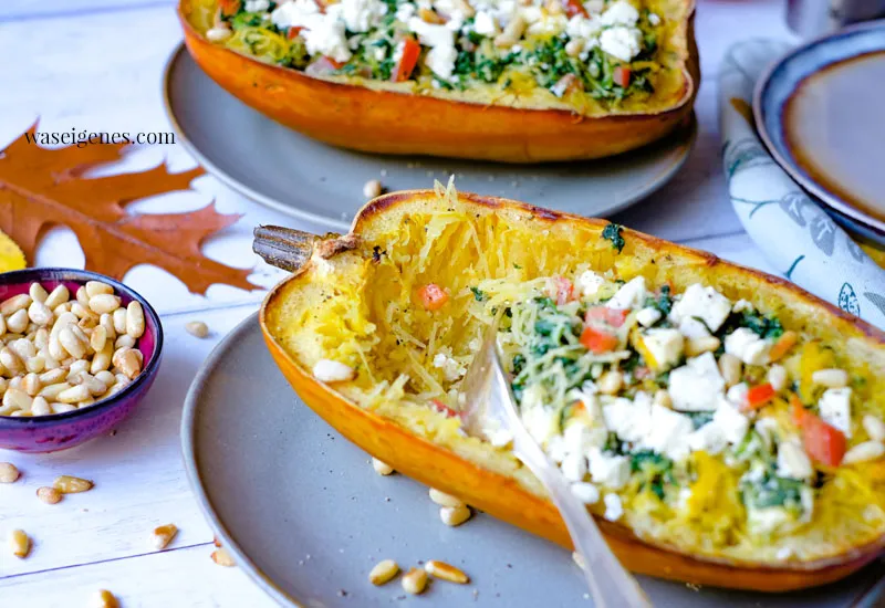 Gebackener Spaghettikürbis, gefüllt mit Spinat, Feta und Tomate, bereit zum Servieren
