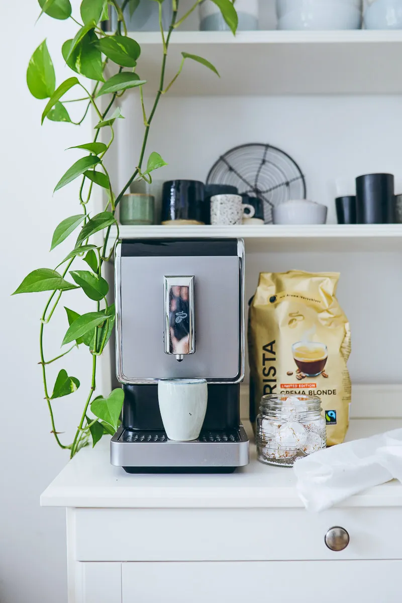 Gebäckstücke auf einem Blech mit Puderzucker