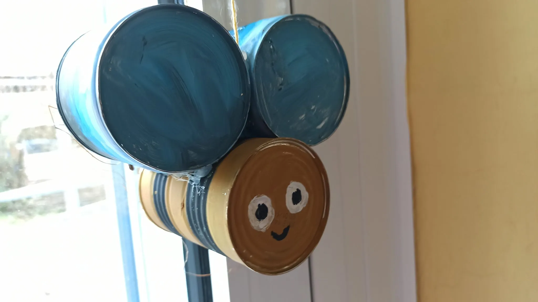 Gebastelte Bienen aus Dosen