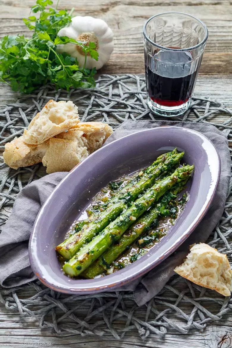 Gebratener grüner Spargel als Beilage serviert