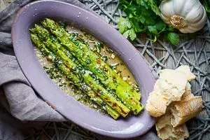 Gebratener grüner Spargel auf einem tiefen Teller serviert