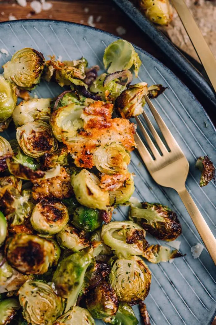 Gebratener Rosenkohl auf einem Teller mit Gabel