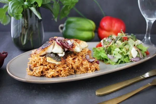 Gebratenes Doradenfilet auf mediterranem Reis mit Kräutern