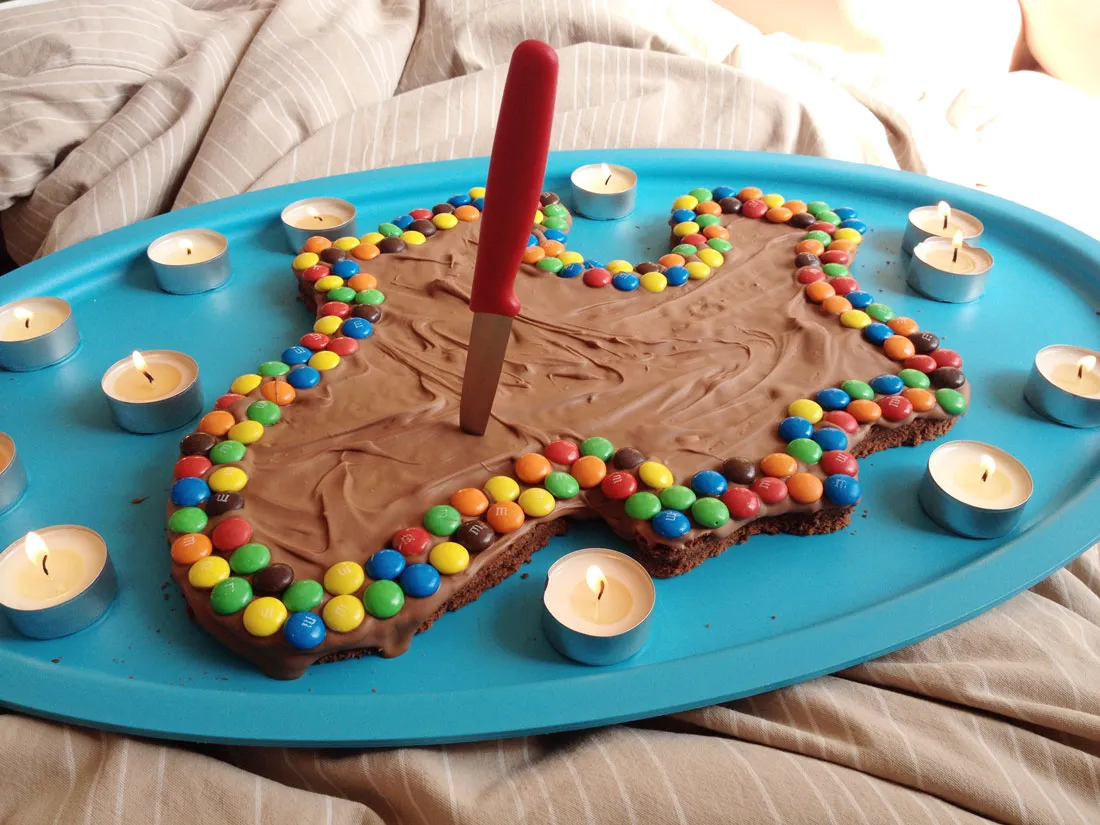 Geburtstagskuchen in der Form von Nordrhein-Westfalen (NRW)