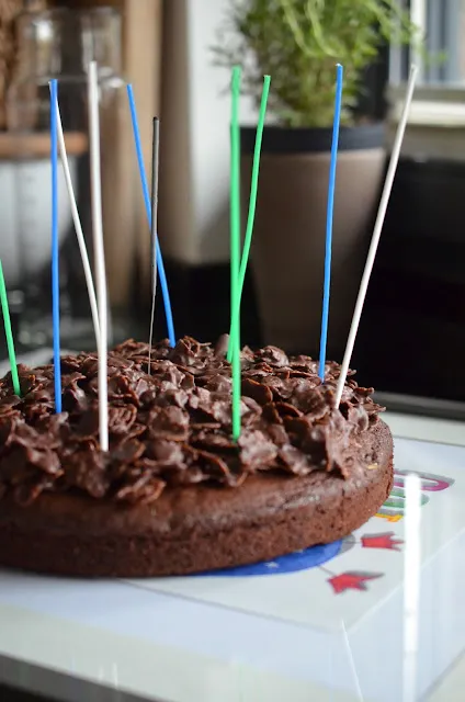 Geburtstagskuchen mit Schoko-Topping und "Happy Birthday Jona" Nachricht