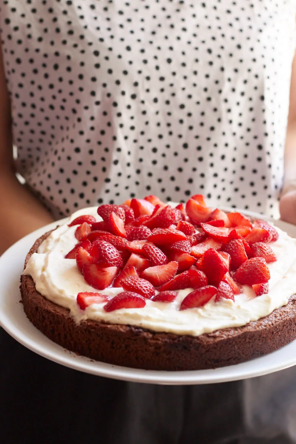 Geburtstagskuchen mit Schokolade und Erdbeeren, fertig zum Servieren